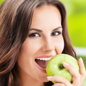 בריאות הוליסטית - אישה אוכלת תפוח